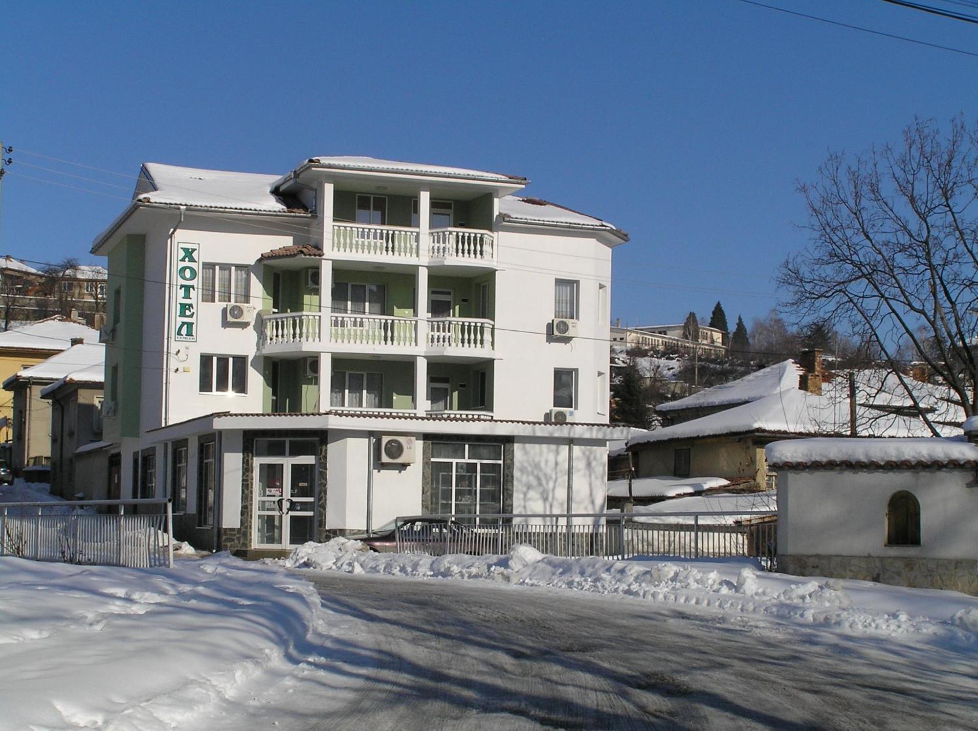 Karadzhovy Guest House Kalofer Eksteriør billede