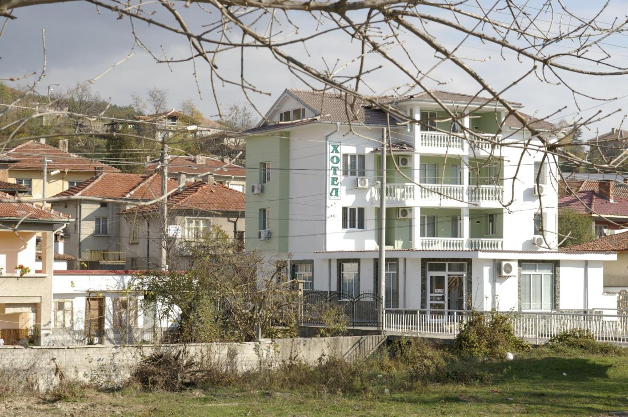 Karadzhovy Guest House Kalofer Eksteriør billede