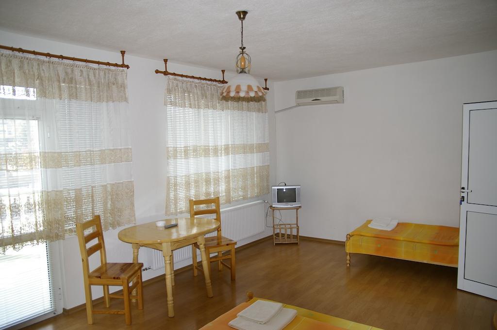 Karadzhovy Guest House Kalofer Værelse billede