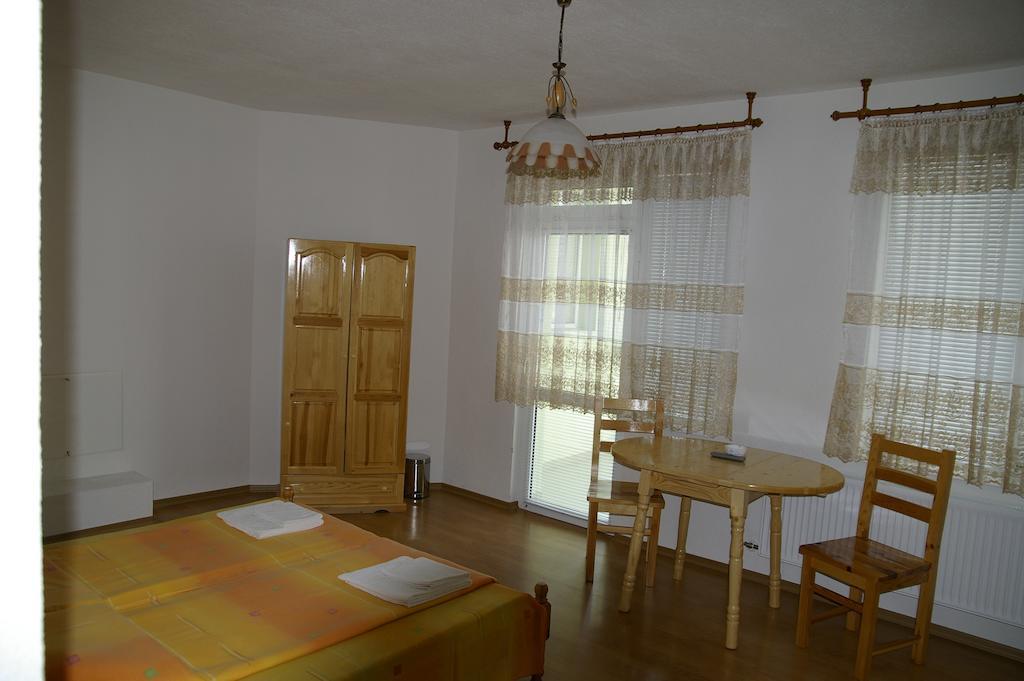Karadzhovy Guest House Kalofer Værelse billede